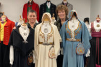 Andrea Eidsvold og Kirsten Færgestad ønsker Den broderte VEstfoldbunaden Segerbrandt velkommen til Drøbak.