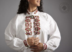 Håndbrodert skjorte med farget broderi til Øst-Telemark, mønster Prinsesse.