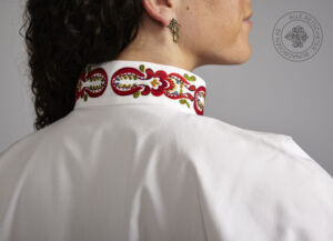 Håndbrodert skjorte med farget broderi til Øst-Telemark, mønster Prinsesse.