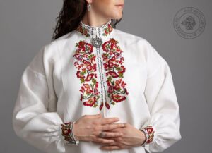 Håndbrodert skjorte med farget broderi til Øst-Telemark, mønster Ranke.