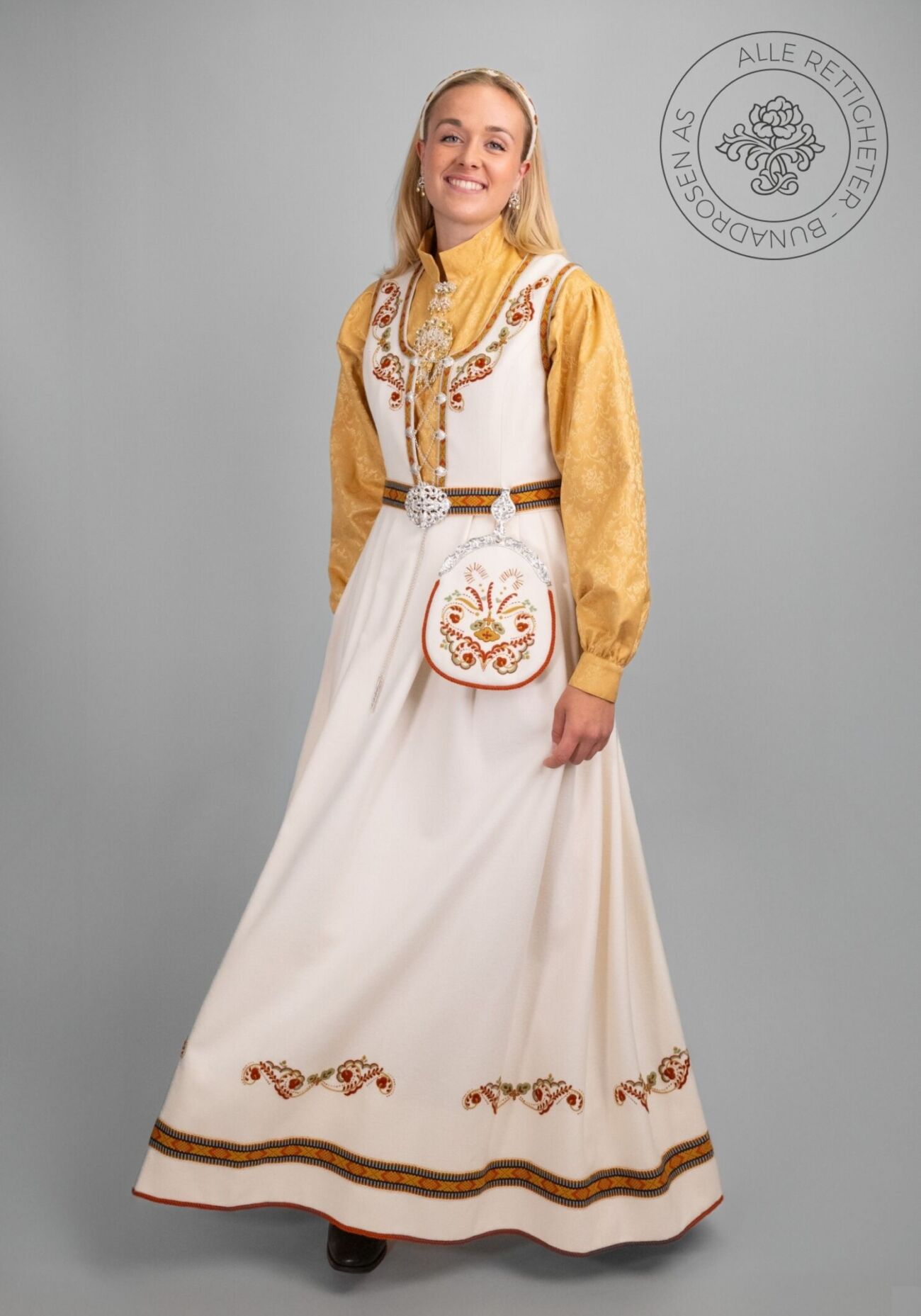 Den Originale Broderte Vestfoldbunaden Segerbrandt Til Dame den-originale-broderte-vestfoldbunaden-segerbrandt-til-dame